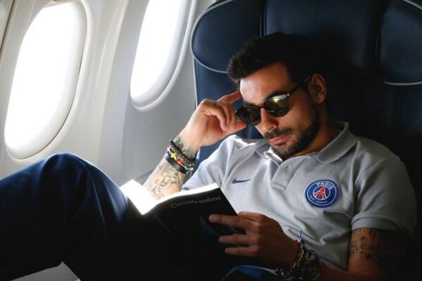 lavezzi-lee-durante-un-viaje-con-el-psg--twitter